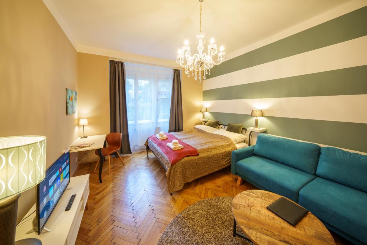 Dlouha Apartment With Balcony Prag Exteriör bild